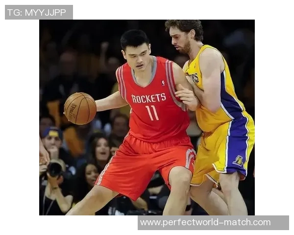 詹姆斯与姚明在赛场上的激烈碰撞引发的篮球文化深思与讨论