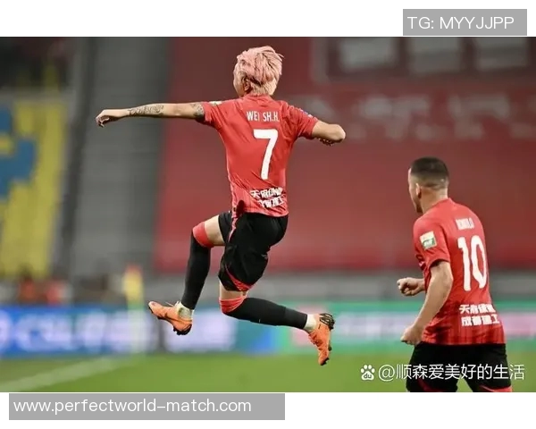 中超焦点战巴萨与本菲卡激战成平局争议判罚引发全场热议